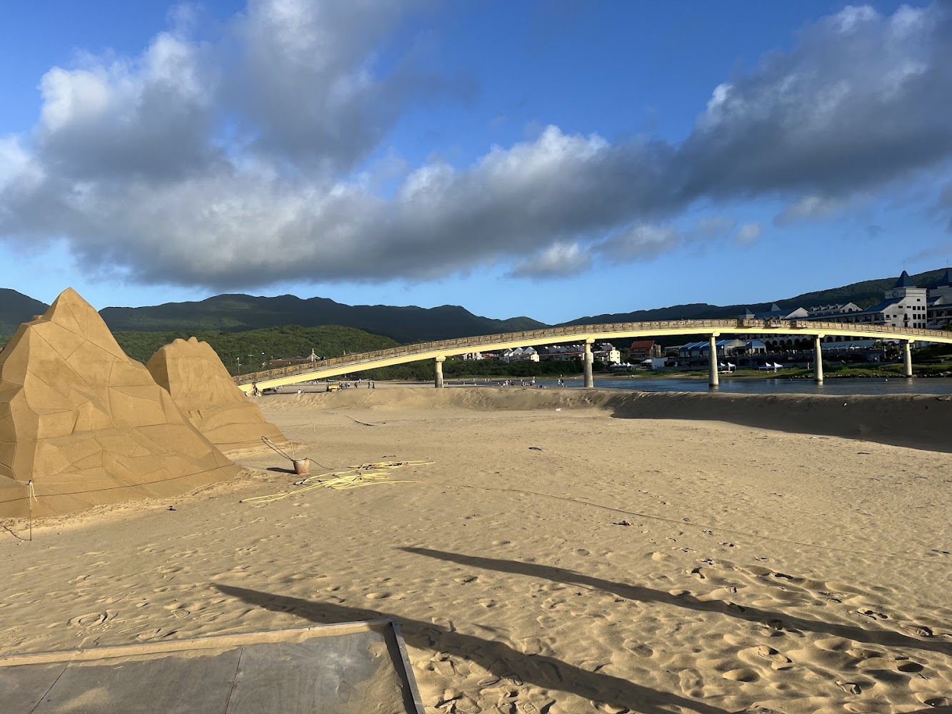 福隆海水浴場沙雕展區與背景橋梁景觀
