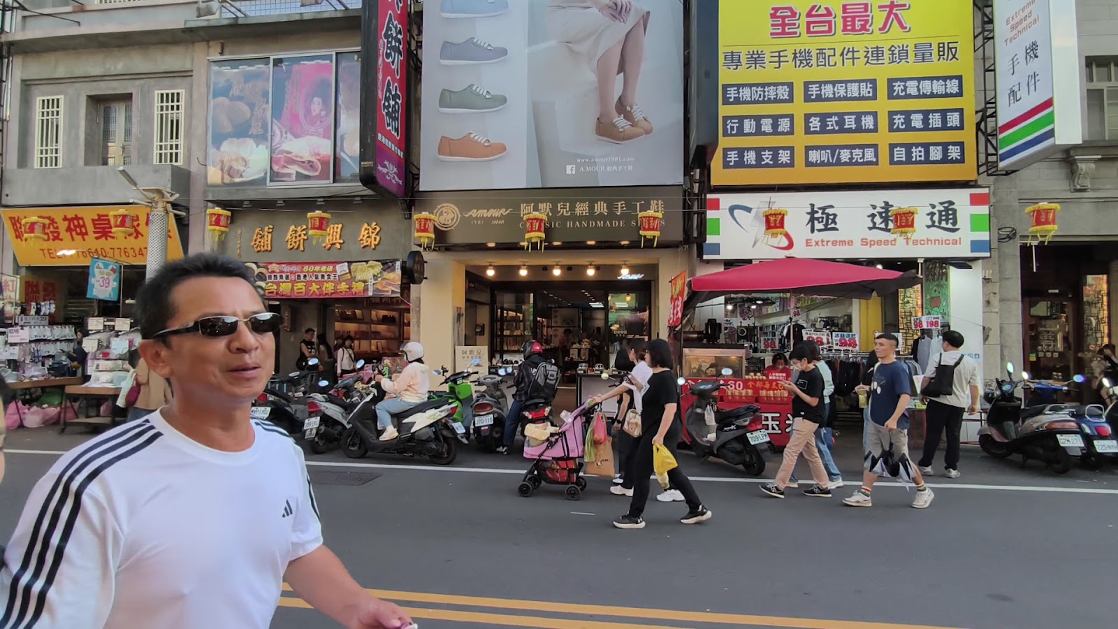 鹿港老街著名景點，遊客漫步歷史街巷