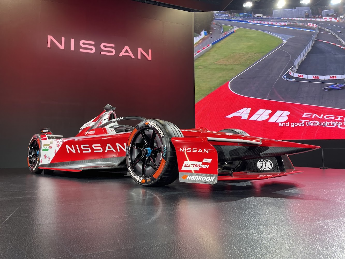 紅色NISSAN Formula E賽車展示台