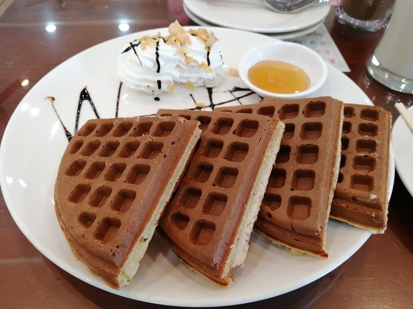 鬆餅搭配鮮奶油與蜂蜜