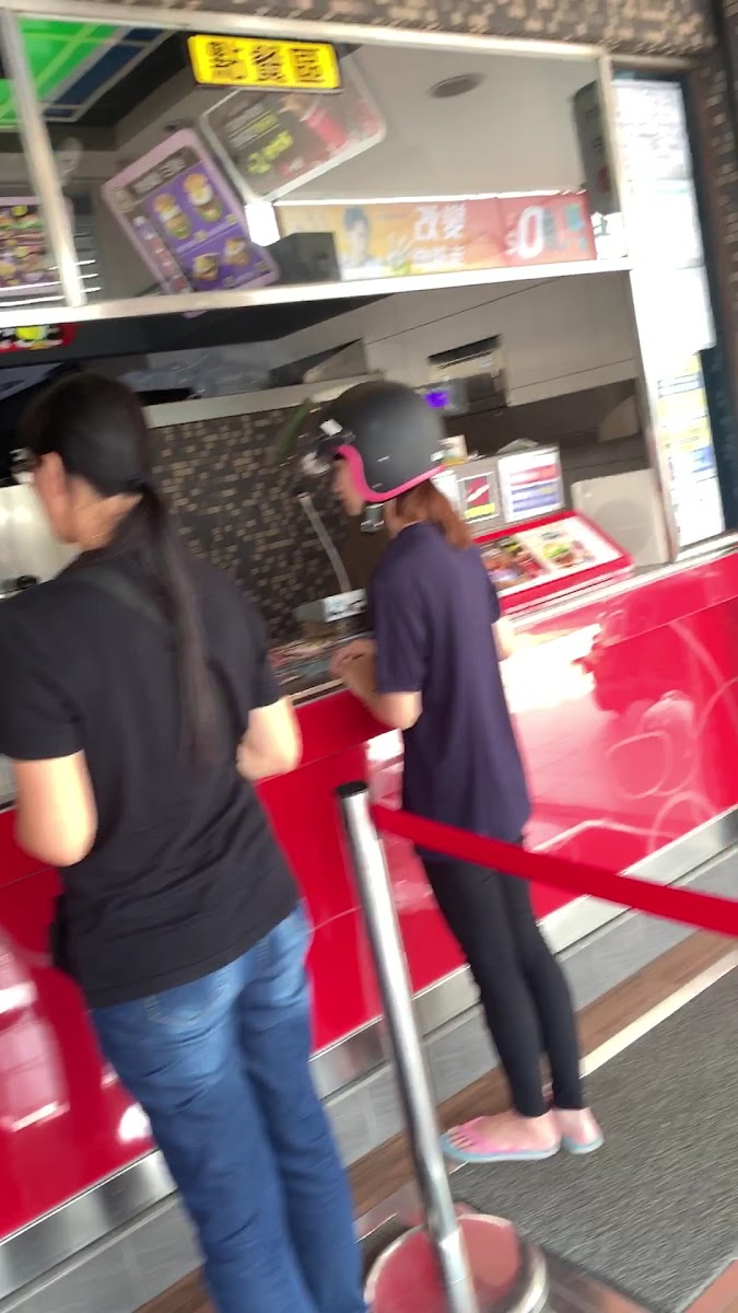丹丹漢堡排隊取餐區，紅色護欄維持秩序