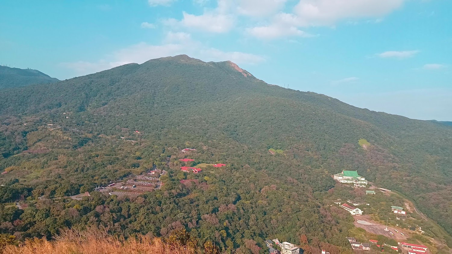 翠綠山坡與建築群