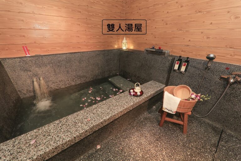 礁溪四季溫泉雙人湯屋室內景觀，木質裝潢溫馨舒適