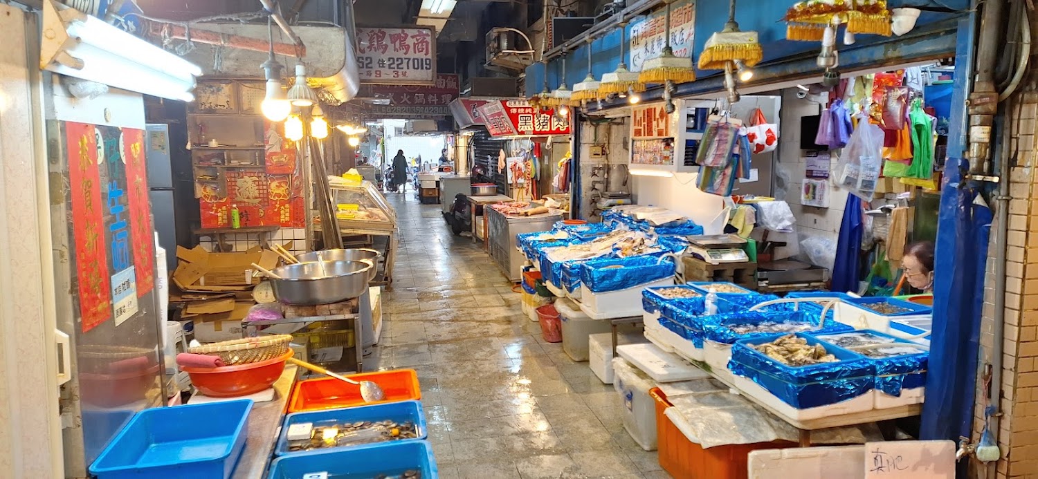 仁愛市場一樓海鮮攤位與生鮮陳列