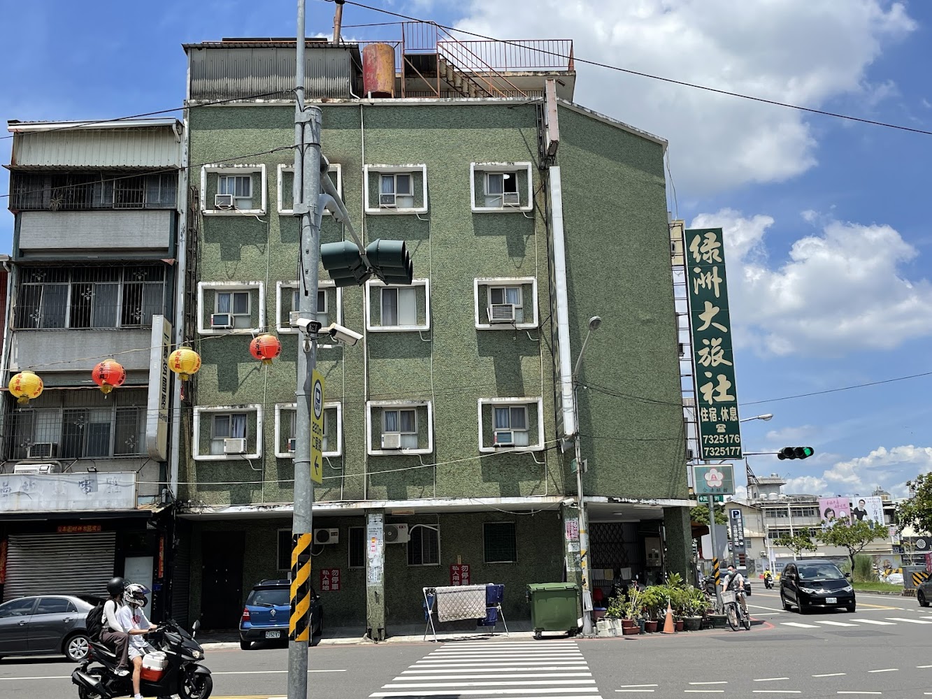 綠洲大旅社外觀與街角招牌