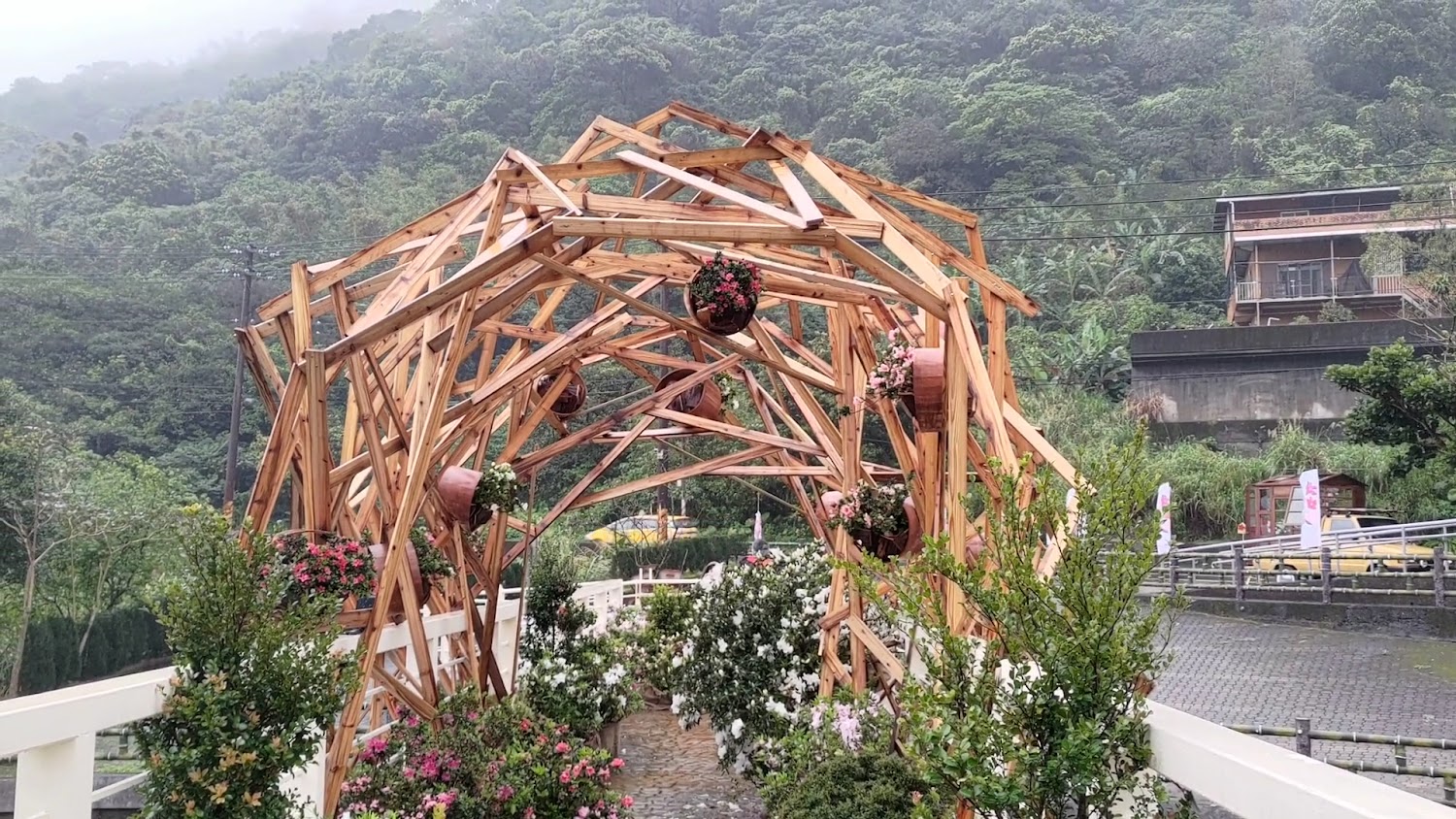 萬里觀光公園花卉與木造拱門裝置