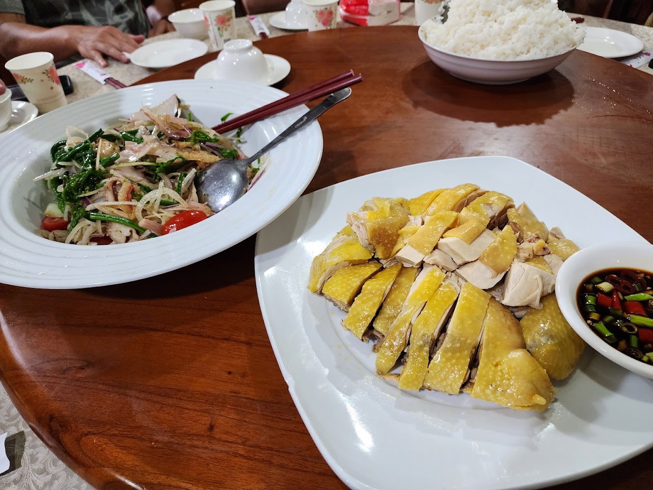 味味香客家庭園餐廳白斬雞與涼拌菜餐桌
