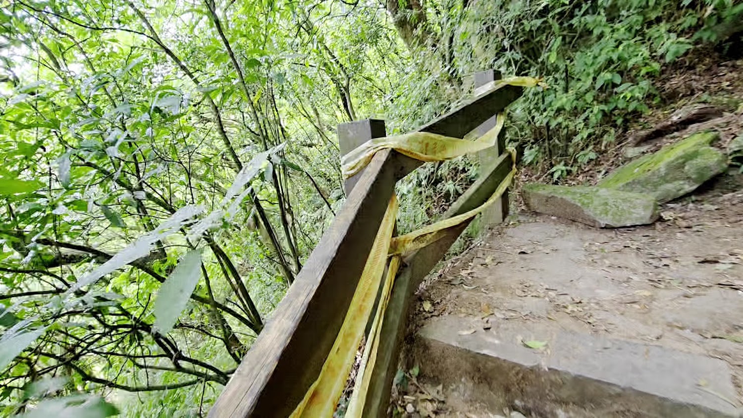 山間石階步道與護欄