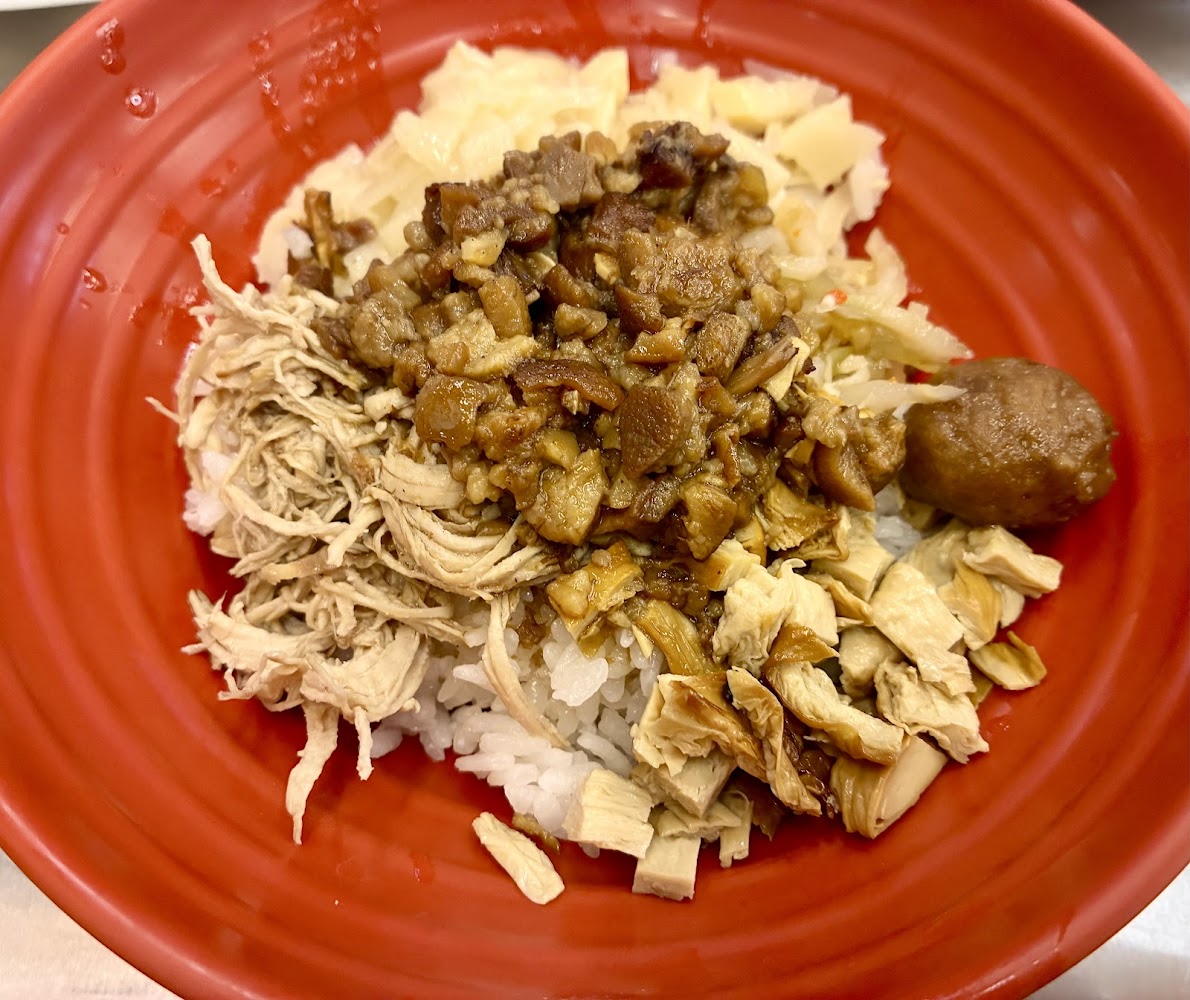 雞肉飯上有雞絲滷肉豆干醃蘿蔔與梅子搭配白飯
