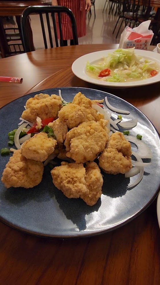 炸雞塊與餐桌菜色
