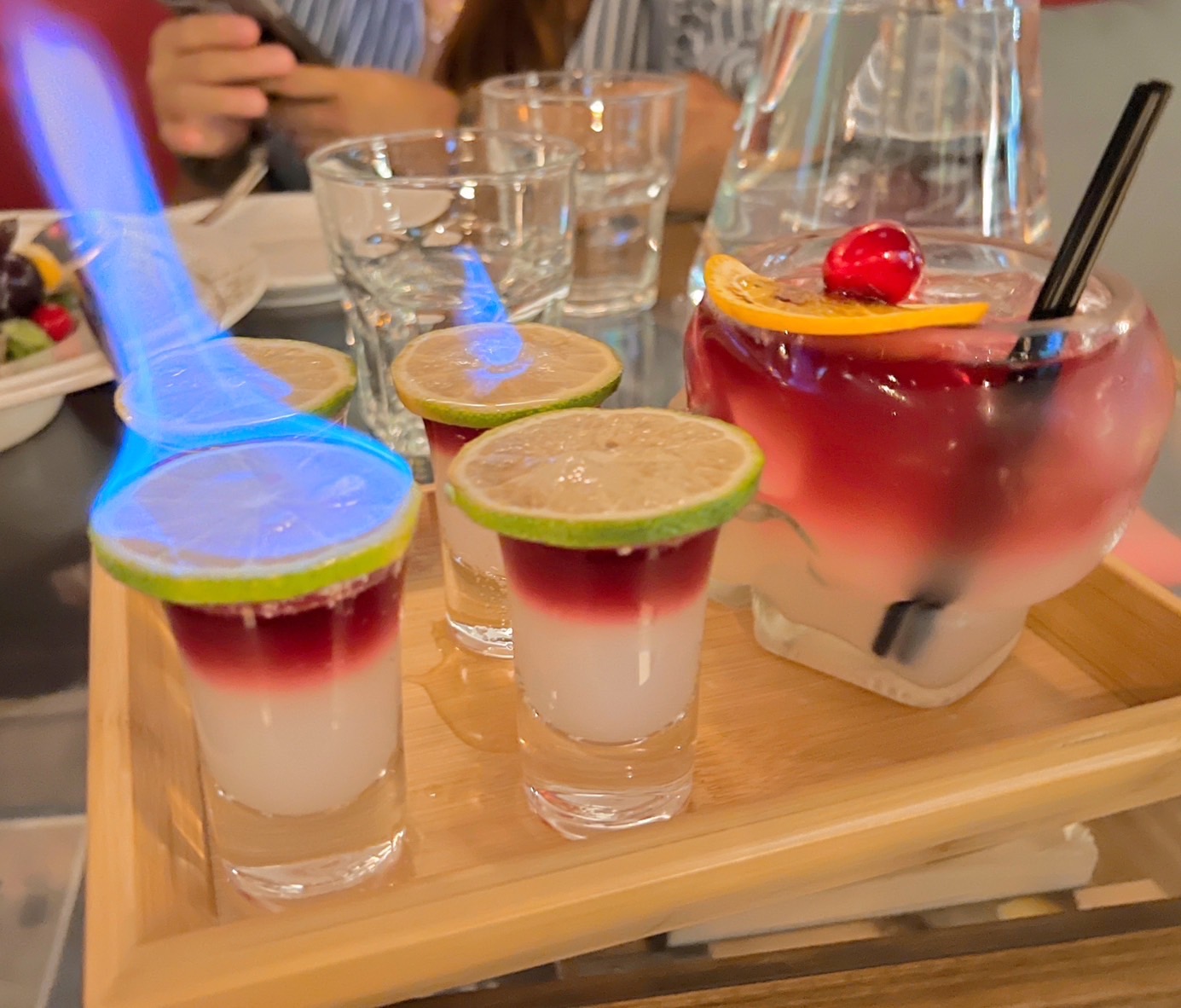 一酒點意美術館火焰shot與特調飲品