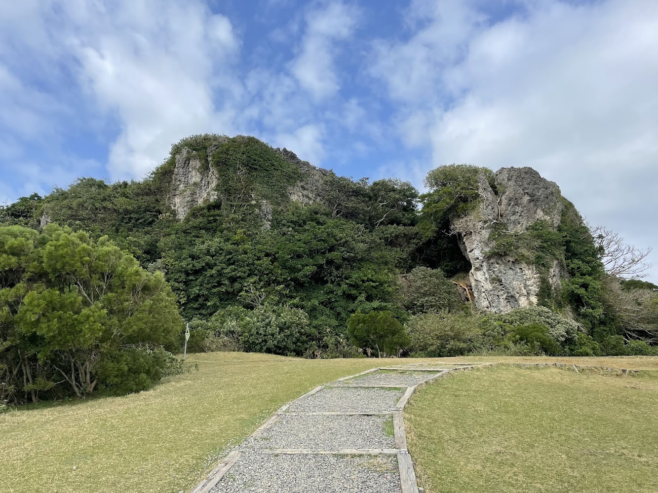 碎石步道通往岩丘