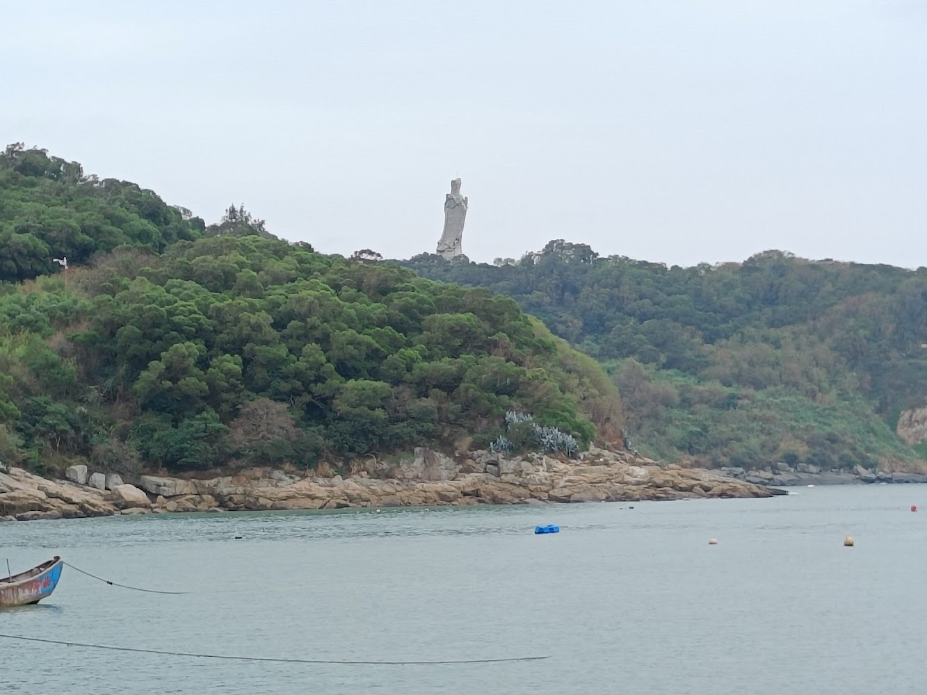 馬祖海岸山丘與海上小船風景