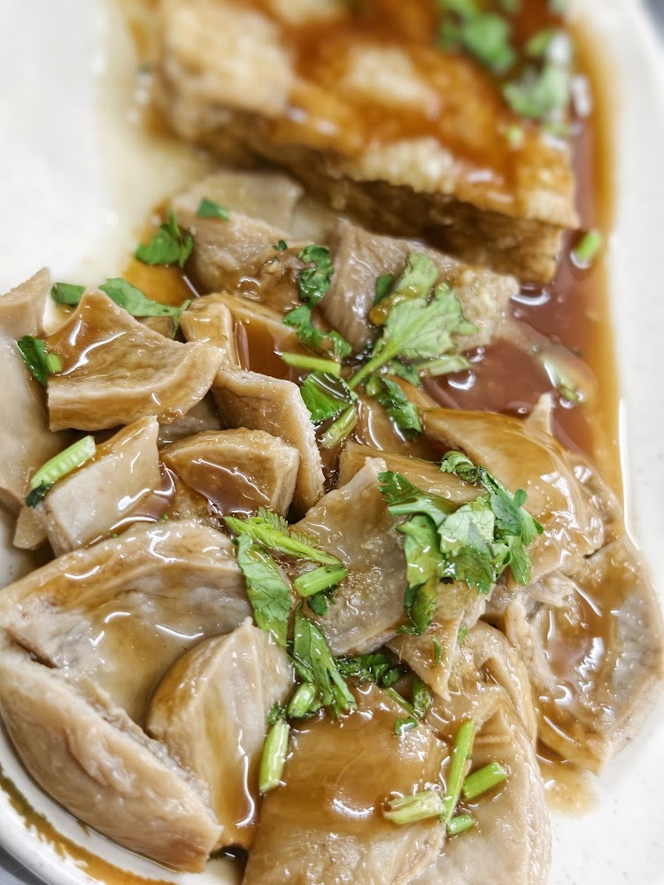 滷大腸與滷豆腐拼盤淋上滷汁