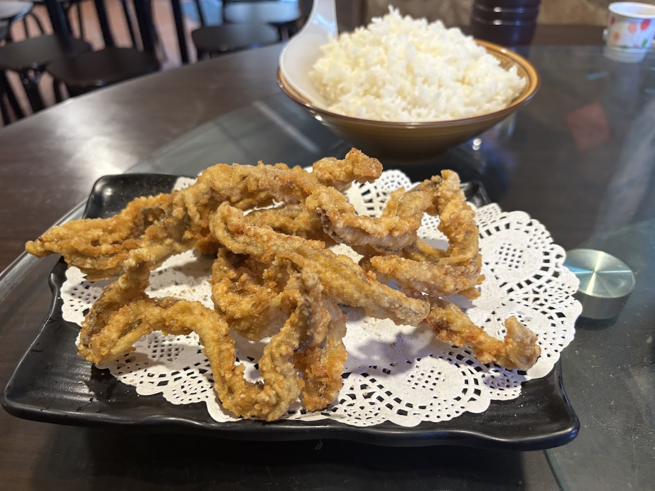 金黃酥脆炸物與白飯