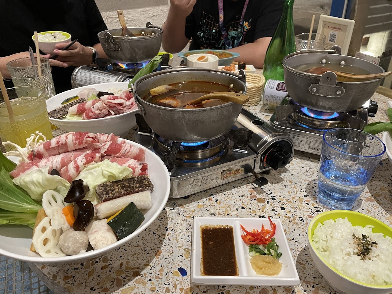 多人共享火鍋桌菜與豐富湯底配料