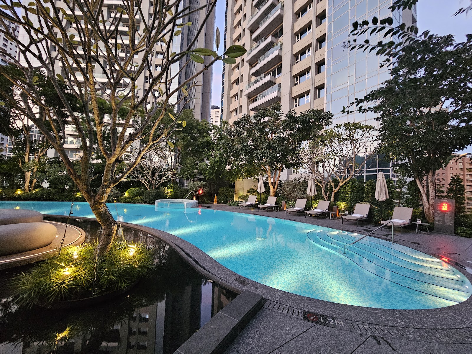 台中勤美洲際酒店外觀建築，植生牆覆蓋低層外牆，CMP INSPIRATION標誌清晰可見