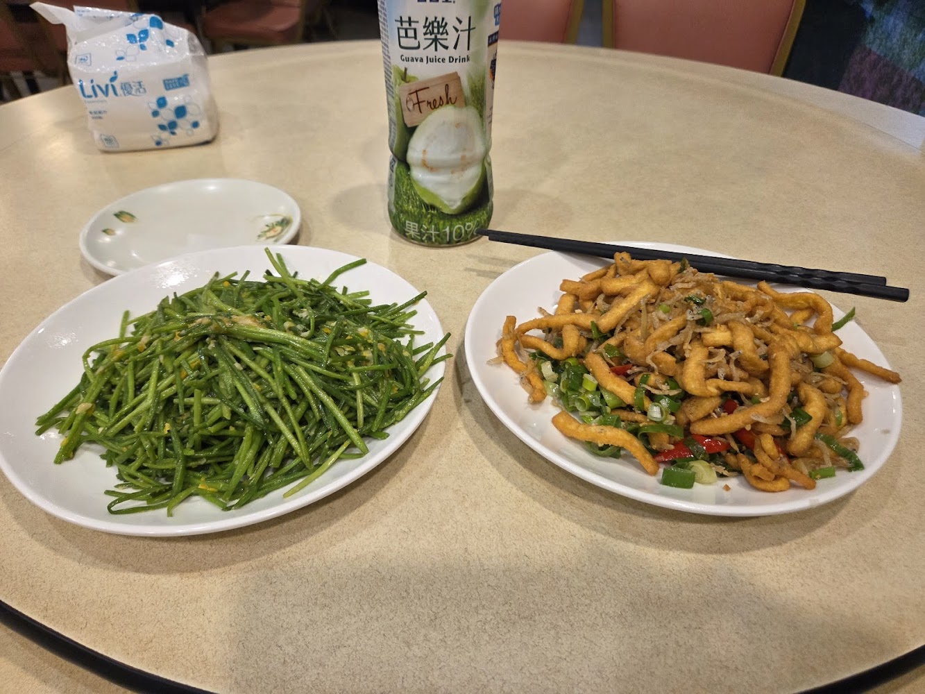 竹園台菜餐廳炸物與炒青菜搭配飲品