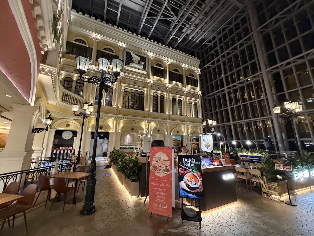 板橋大遠百威尼斯風格室內餐飲區