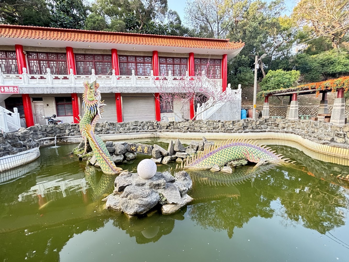虎山巖池塘與龍雕塑
