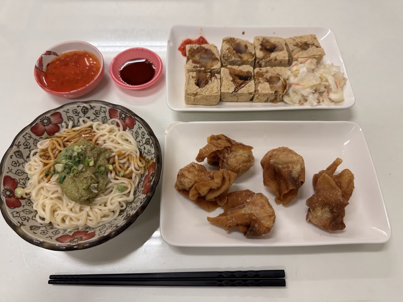 拌麵炸雲吞與臭豆腐組合