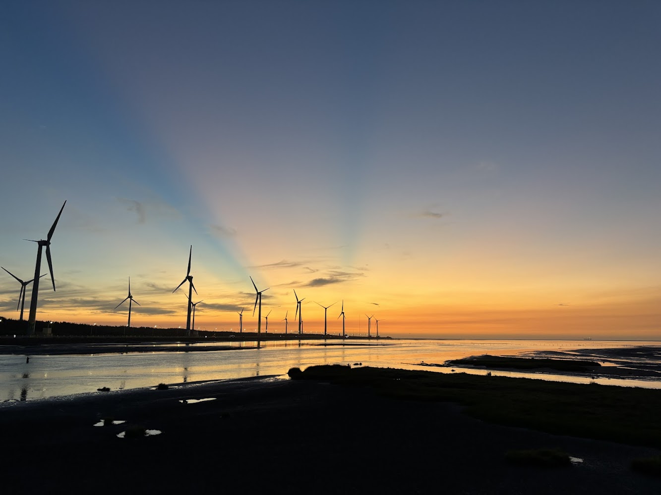 高美濕地夕陽與風力發電機景色