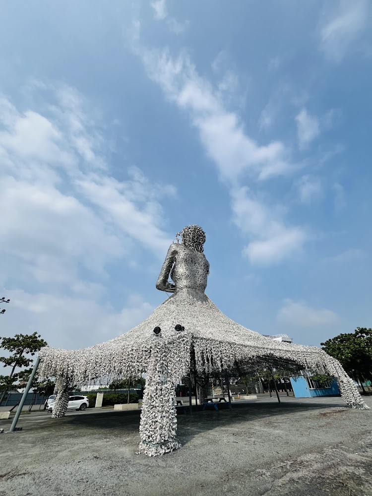 大型戶外海之女神雕塑藍天白雲景象