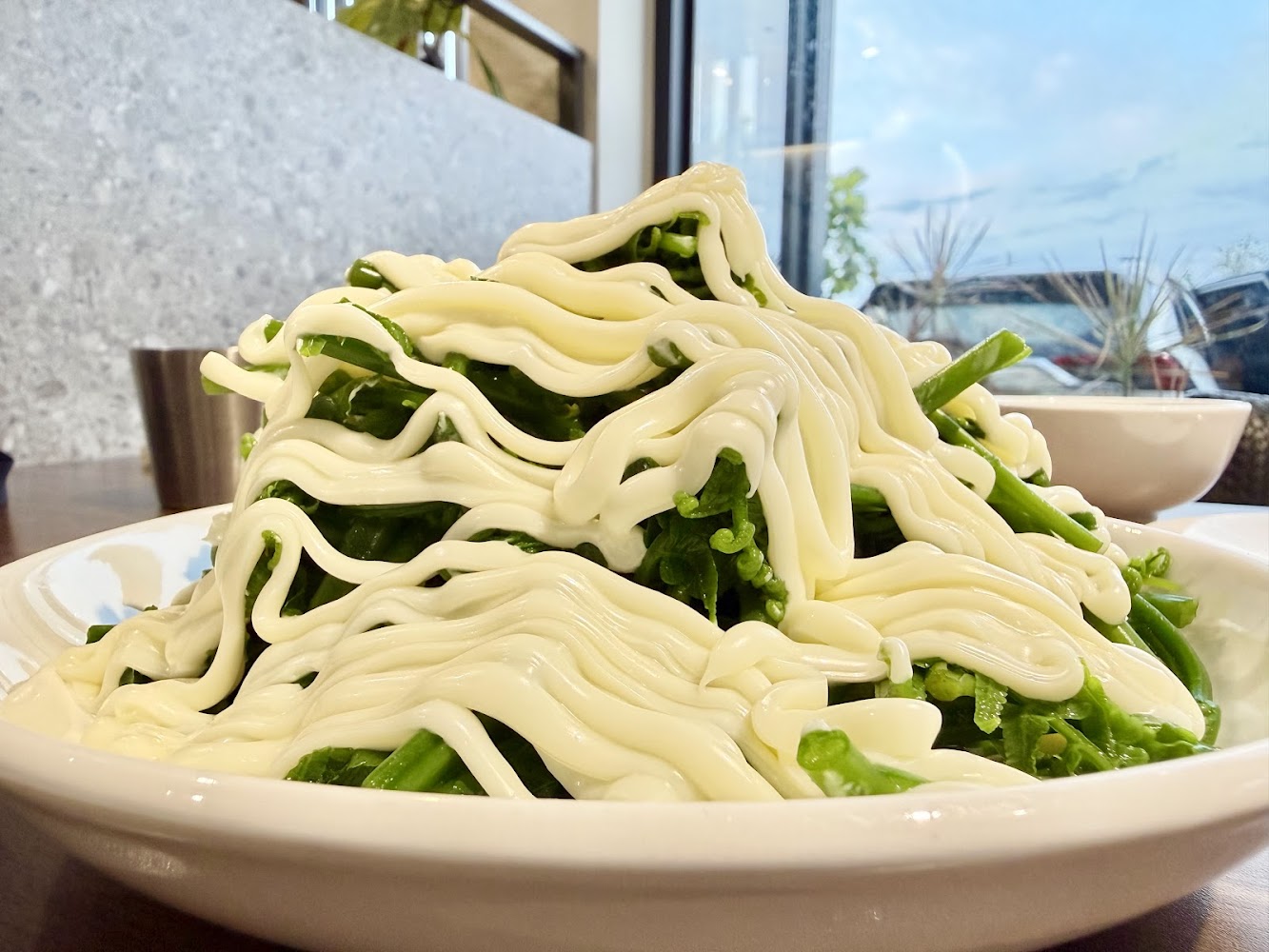 淋上美乃滋的青菜料理