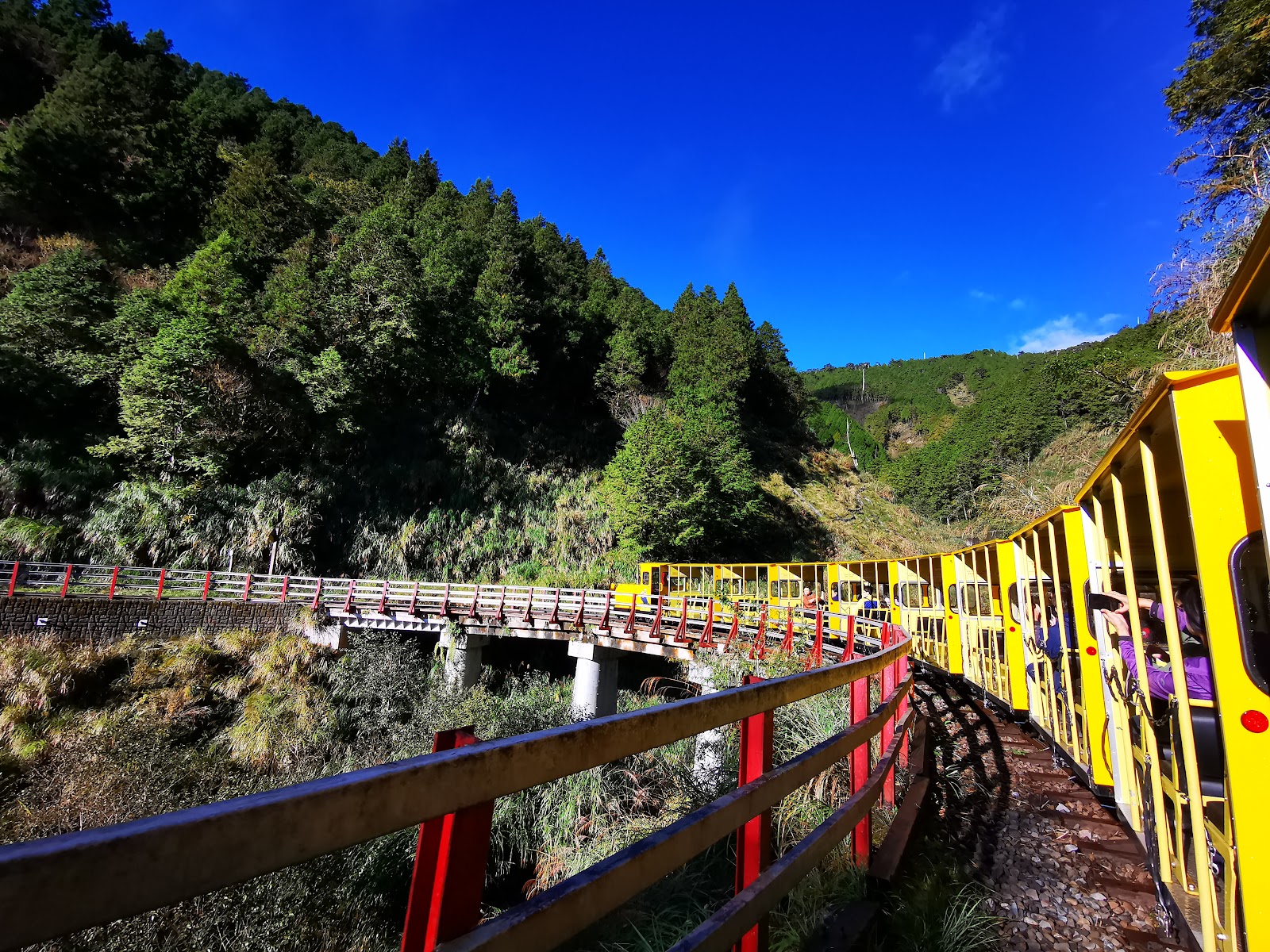 太平山蹦蹦車行駛在橋上 宜蘭太平山一日遊