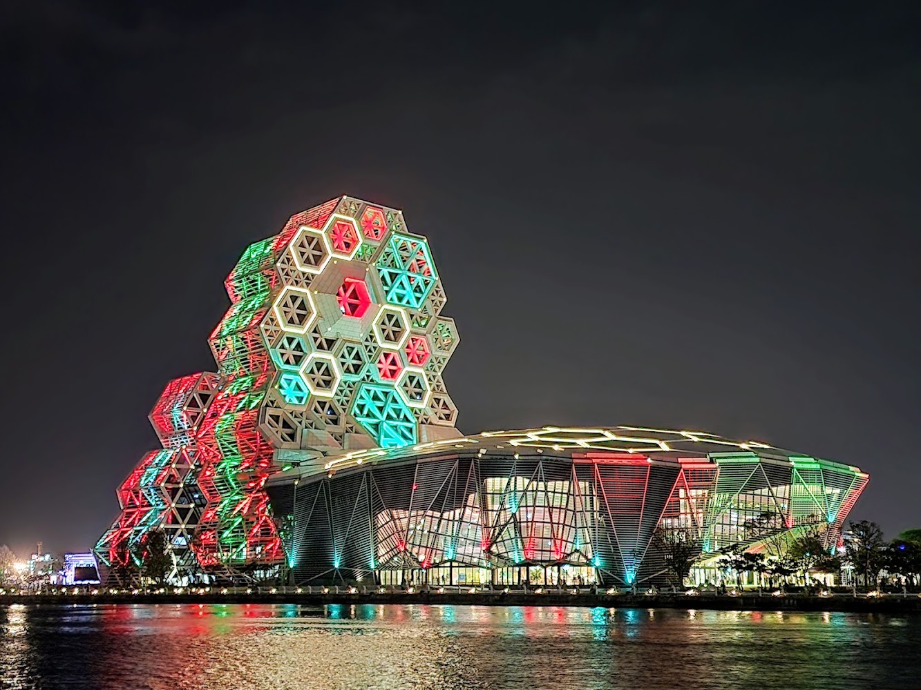 音浪塔夜間燈光倒影與蜂巢建築
