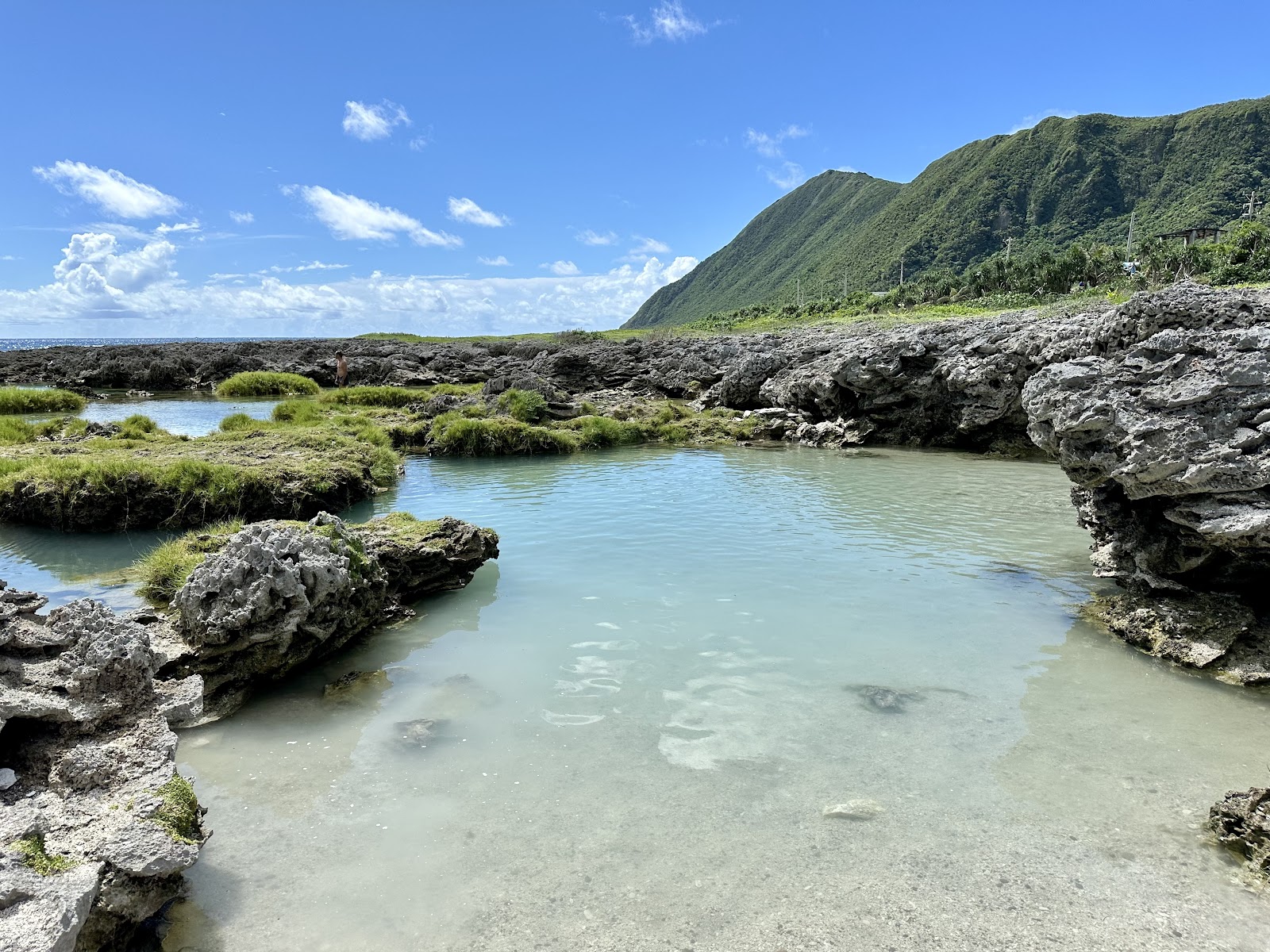 蘭嶼野銀冷泉天然水池黑色礁岩清澈泉水潮間帶景色