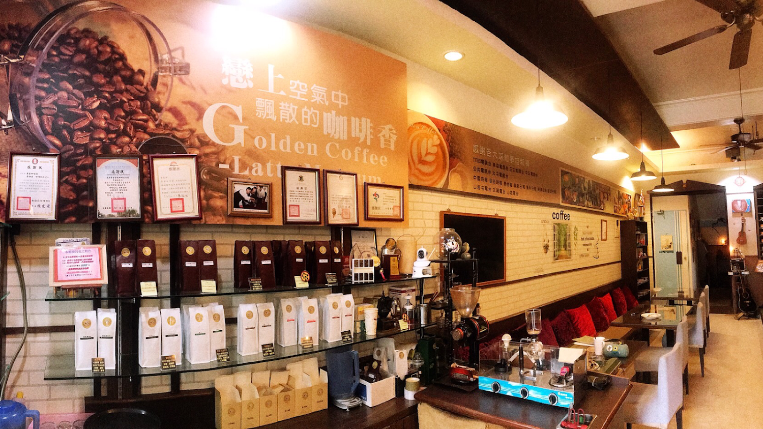 牆上有咖啡豆海報與獎狀的咖啡館室內