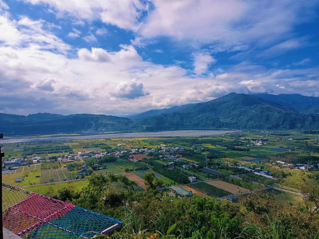 台東鹿野高台遼闊田野與山景
