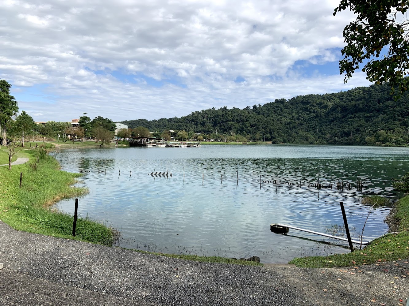梅花湖平靜湖景與步道