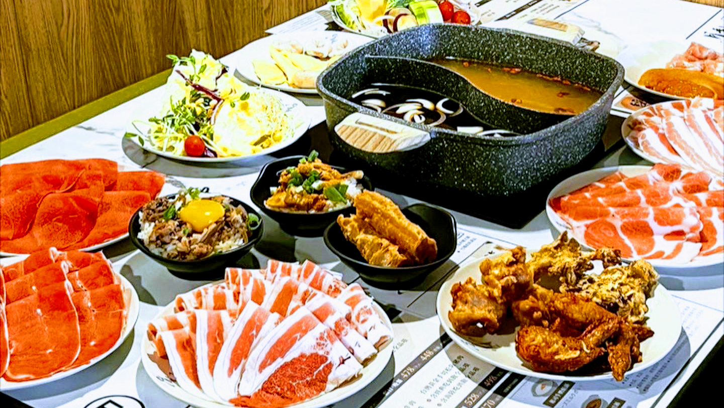月季特色鴛鴦火鍋吃到飽火鍋桌面菜色