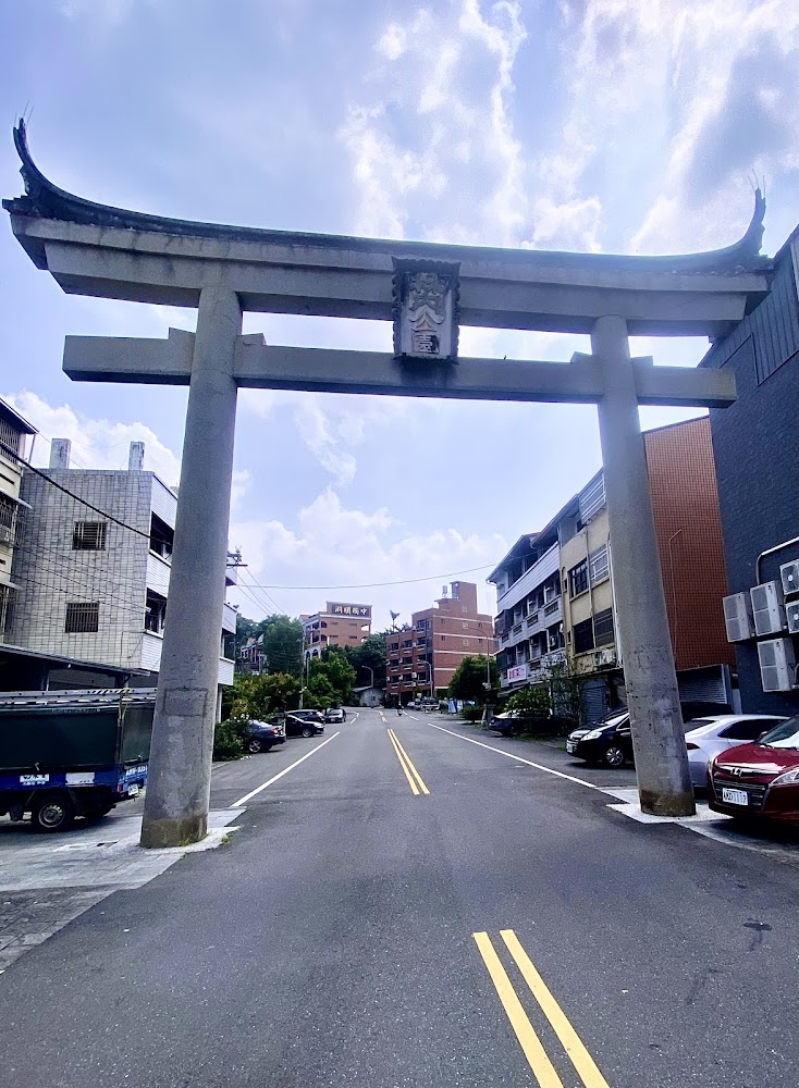 林內神社第一座鳥居矗立在街道中央