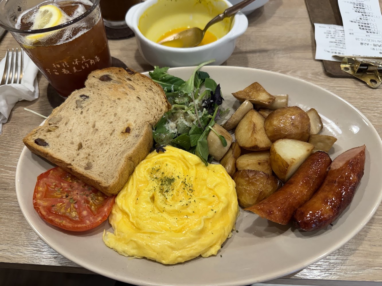 隅室咖啡餐廳美術店豐盛早午餐有香腸炒蛋沙拉與飲料