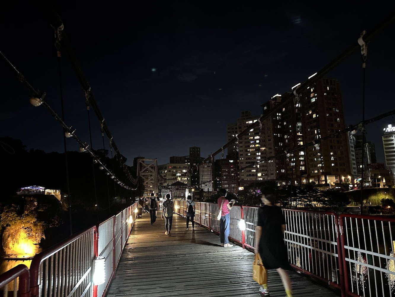 夜晚的碧潭吊橋與都市燈光