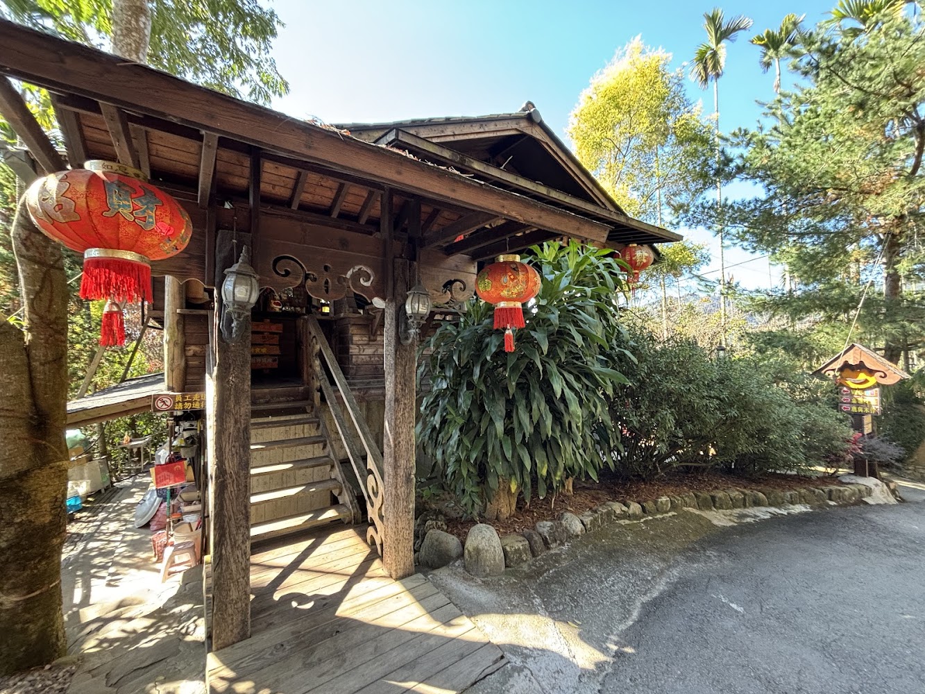 仙徠山莊景觀餐廳入口紅燈籠木造建築