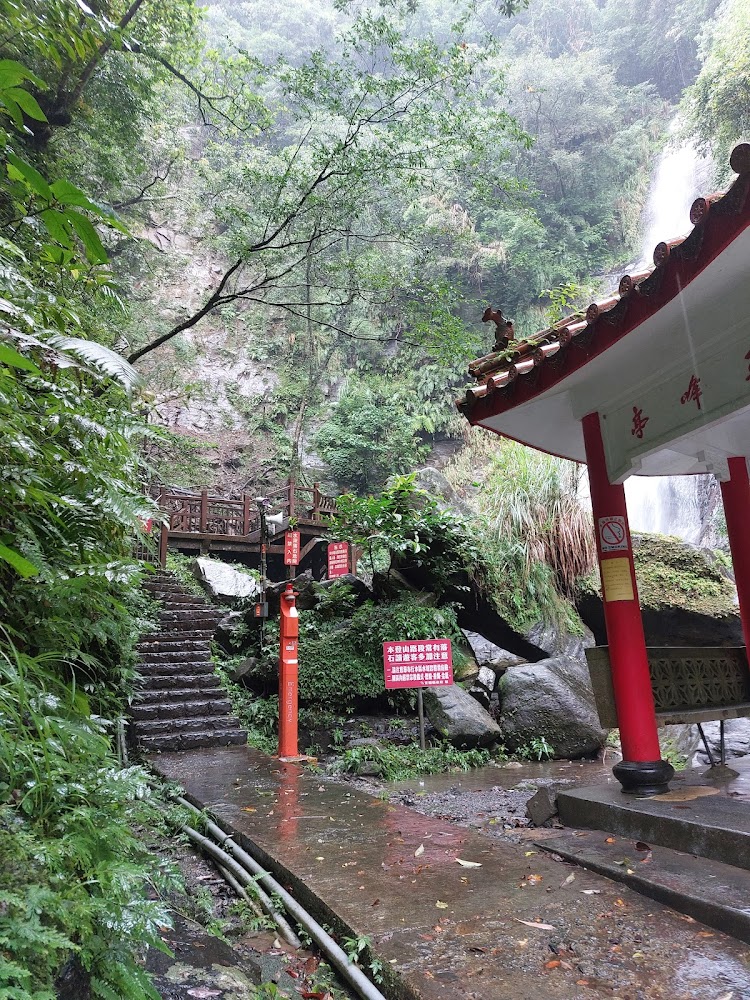 三角崙山步道旁涼亭與瀑布景色