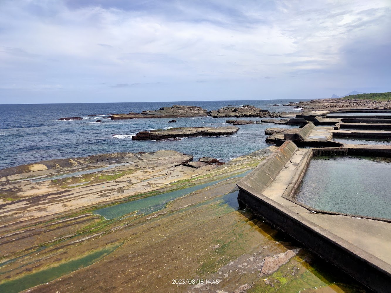 臺灣最東點海邊魚塭與岩岸