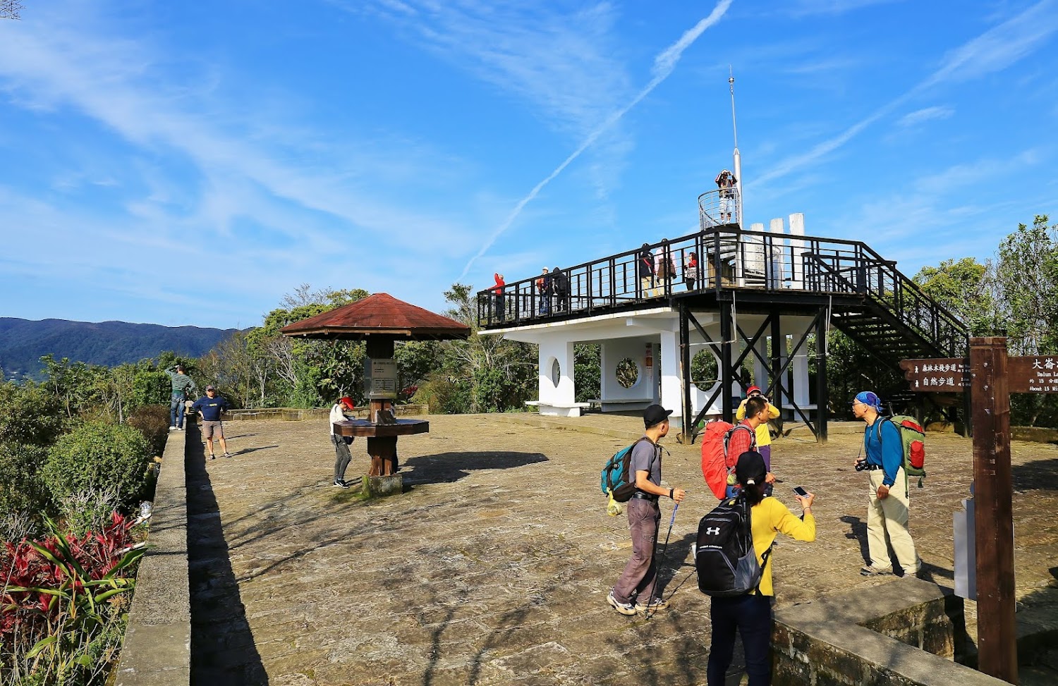 大崙頭山觀景平台與山友休息景象