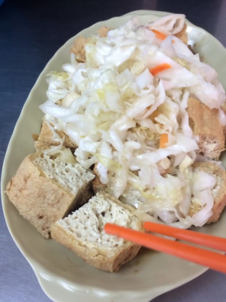 炸臭豆腐搭配醃製高麗菜與紅蘿蔔絲