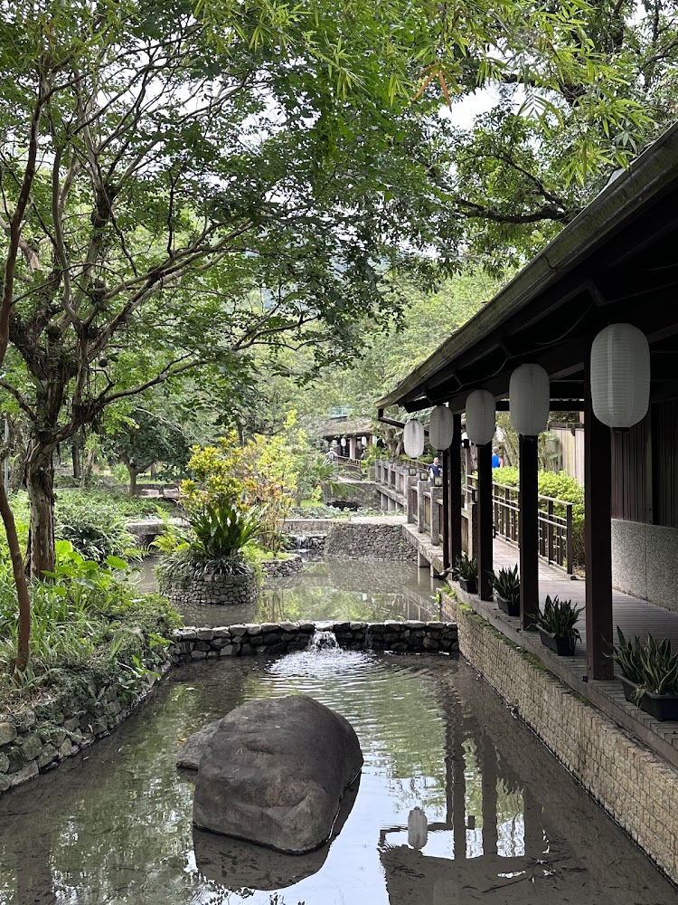日式庭園中的流水石橋與長廊