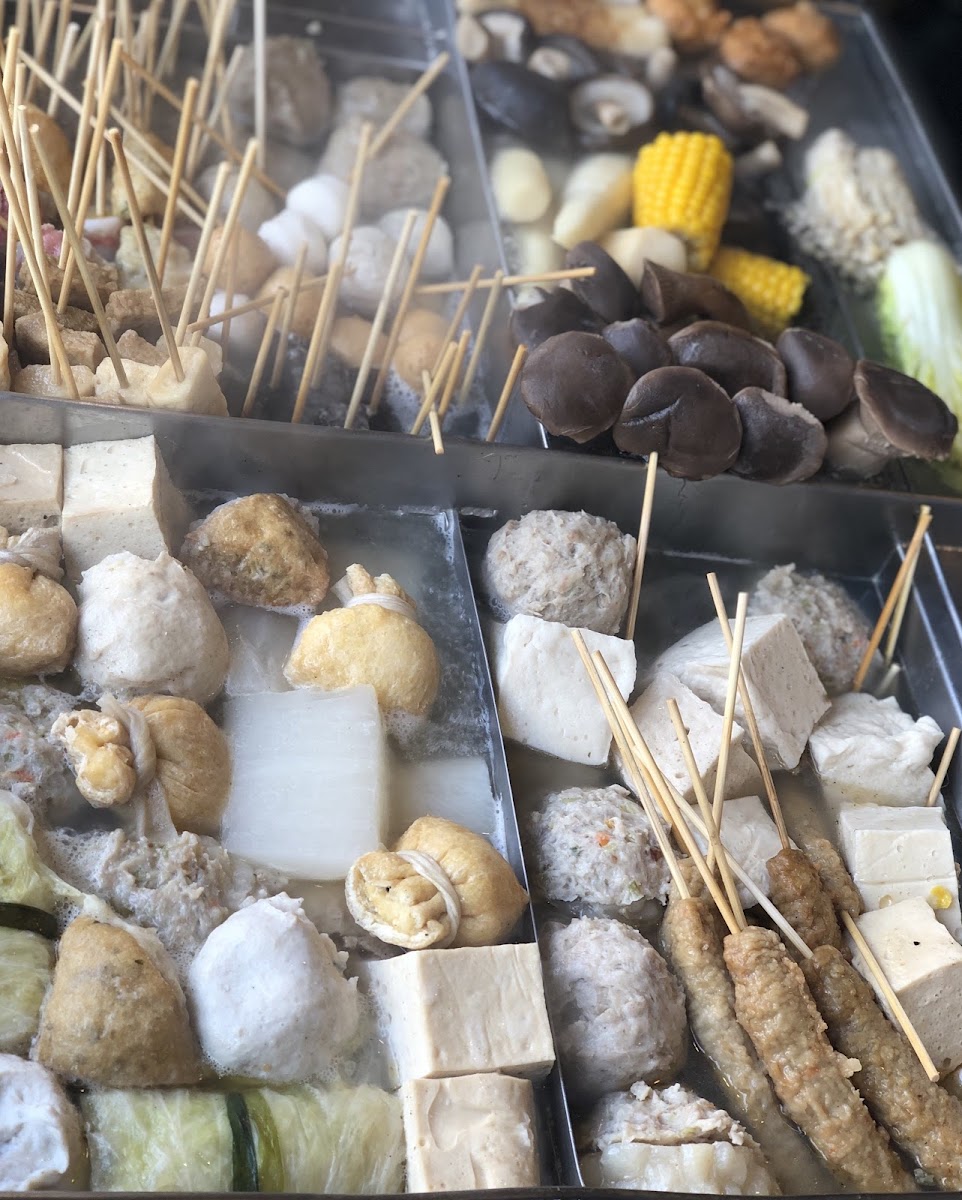 腸大爺關東煮格盤俯拍，各式食材插竹籤整齊排列