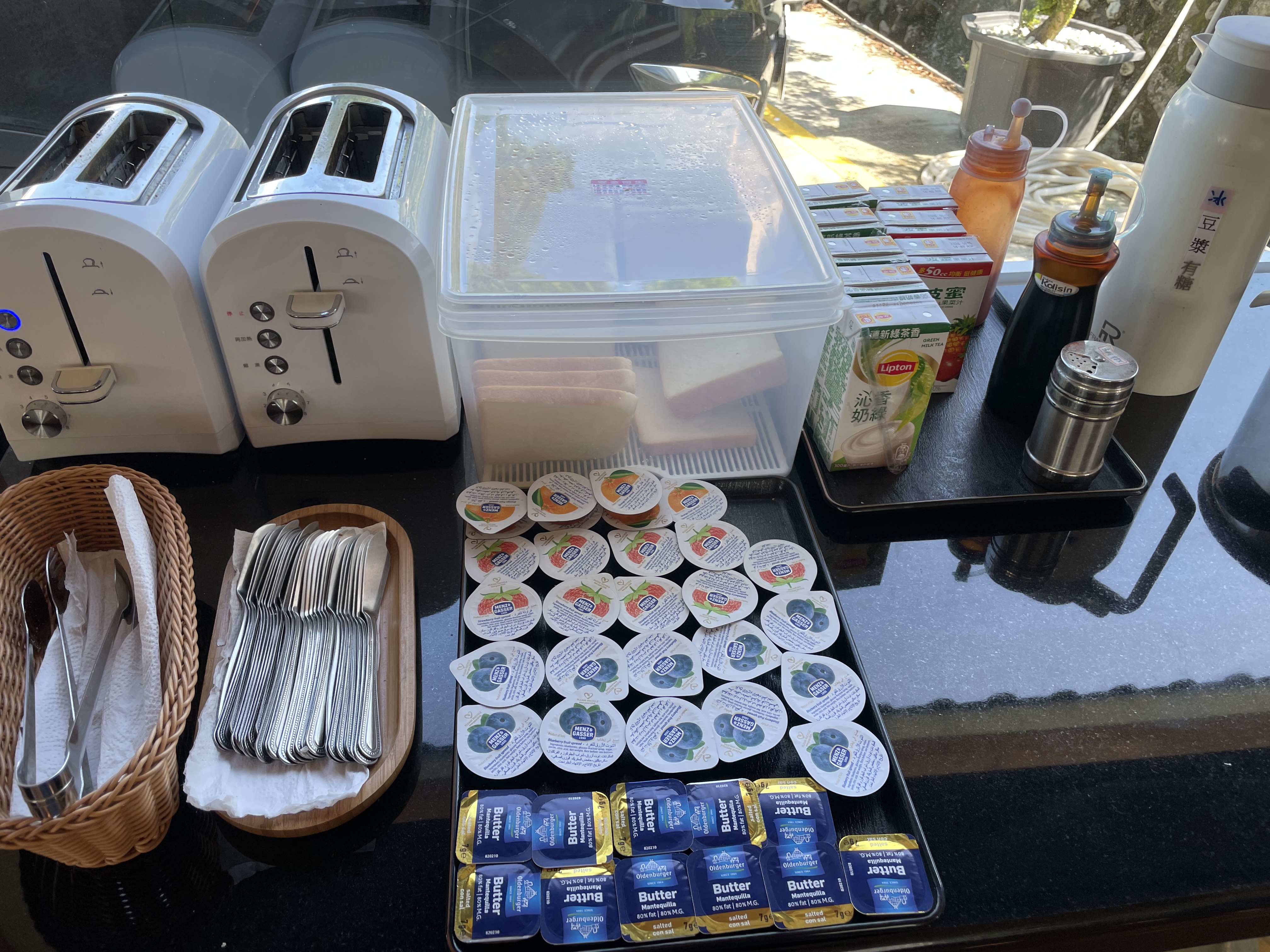 自助早餐區吐司果醬與飲品