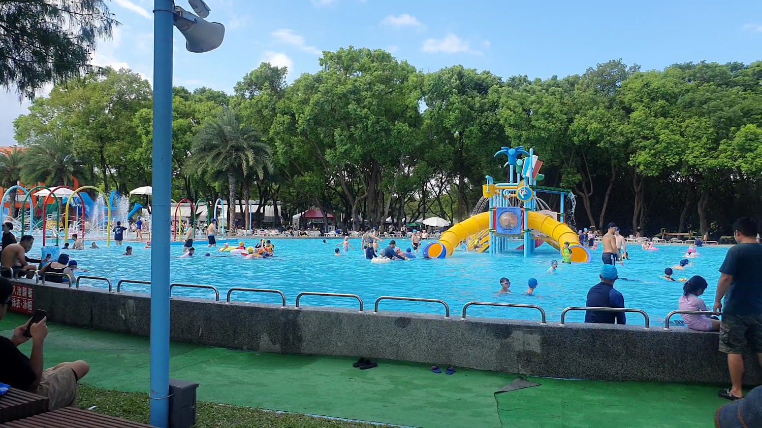 知卡宣綠森林親水公園黃色滑水道戲水池