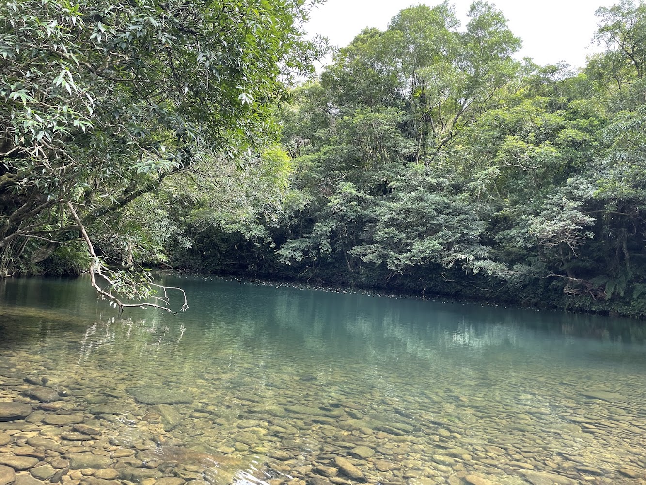 虎霸潭清澈河流與礫石岸邊
