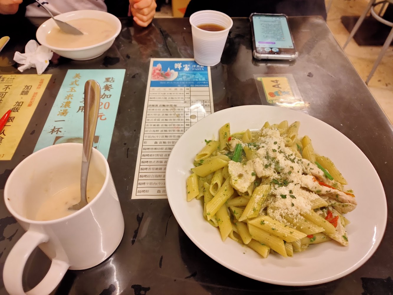 青醬雞肉筆管麵套餐桌景