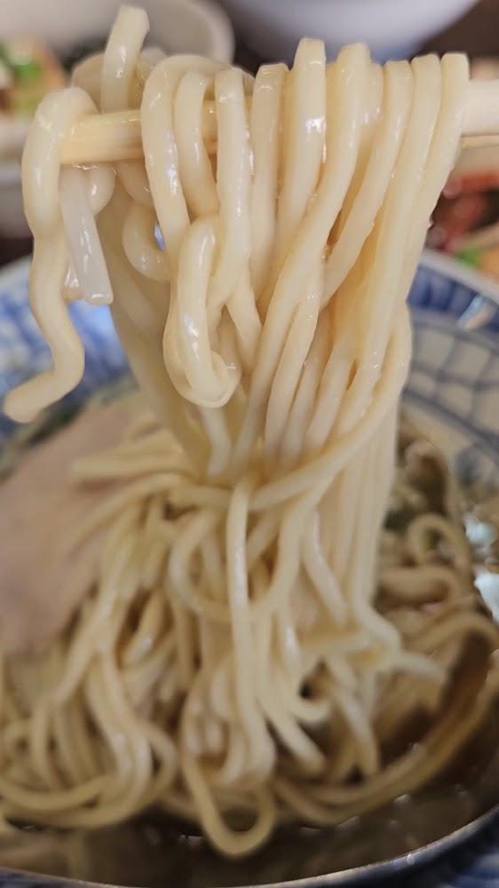 切仔麵與筷子夾起麵條